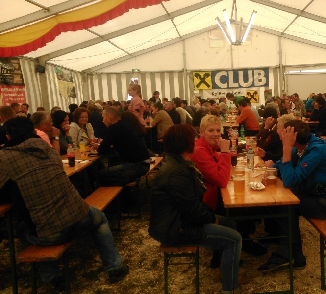 03 Das Zelt ist schon gut gefuellt.jpg
